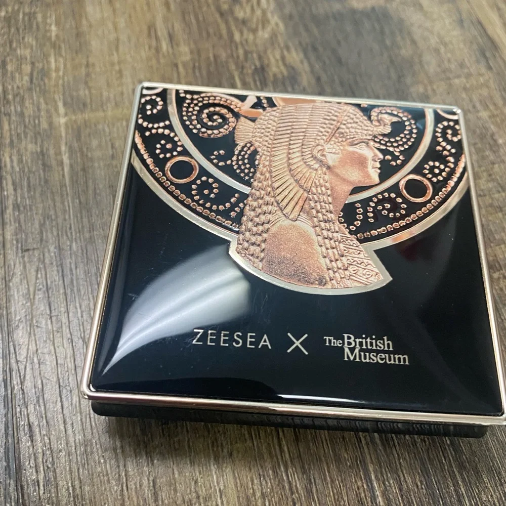 x The British Museum Black and Gold‎ Pressed Powder Full Coverage Even Skin Tone